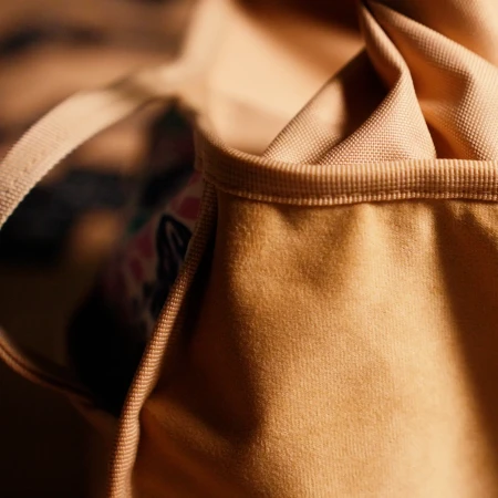 6.02xAgrest_Worek na magnezję SHE HOLDS - 6,02 by A.Mirosław x AGREST - Aleksandra Mirosław z workiem She Holds - zbliżenia