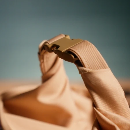 6.02xAgrest_00025.webp6.02xAgrest_Worek na magnezję SHE HOLDS - 6,02 by A.Mirosław x AGREST  - zbliżenie na klamrę